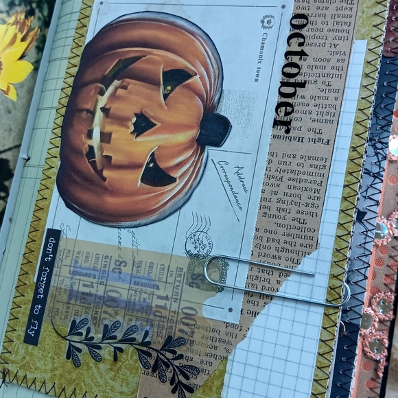 Spooky Goth Babe 🖤 Junk Journal - Picture 11 of 13